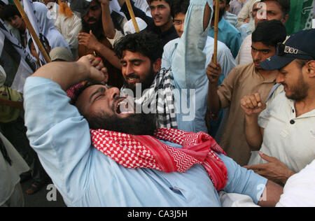 Un grand nombre de militants politiques d'Jamat-ud-Dawa et le Jamat-e-Islami, tenant des pancartes et des bannières, ont protesté devant Lahore Press Club le vendredi. Les manifestants ont exigé des excuses de la France plus de Salala et attaque la décision du gouvernement de rétablir l'approvisionnement de l'OTAN Banque D'Images