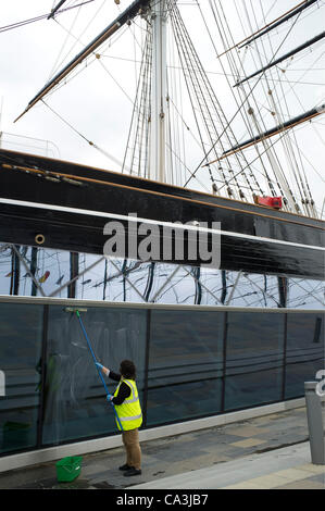 1er juin 2012. Greenwich London, UK. Cleaner sur le Cutty Sark. Le Cutty Sark tea clipper a été rouverte par la reine Elizabeth II le 29 avril 2012, après la restauration à la suite d'un incendie en 2007. Banque D'Images