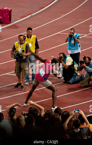 ROME . 31 mai : Usain Bolt faire tour d'après avoir remporté le 100 m course de vitesse au Golden Gala dans le stade olympique le 31 mai 2012 à Rome Banque D'Images