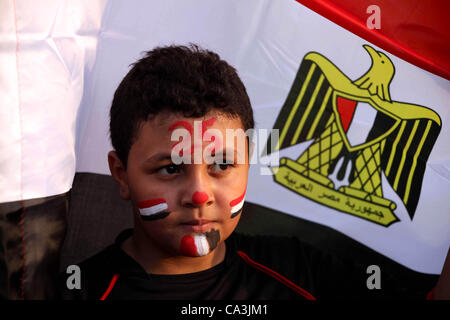 1 juin 2012 - Le Caire, Le Caire, Égypte - un enfant égyptien drapeau national attire sur le visage au cours d'une manifestation contre le candidat présidentiel égyptien Ahmed Shafiq en place Tahrir dénonçant le résultat du premier tour de scrutin de l'élection présidentielle égyptienne au Caire, Égypte, vendredi 1 juin, 201 Banque D'Images