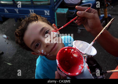 1 juin 2012 - Le Caire, Le Caire, Égypte - un enfant égyptien drapeau national attire sur le visage au cours d'une manifestation contre le candidat présidentiel égyptien Ahmed Shafiq en place Tahrir dénonçant le résultat du premier tour de scrutin de l'élection présidentielle égyptienne au Caire, Égypte, vendredi 1 juin, 201 Banque D'Images