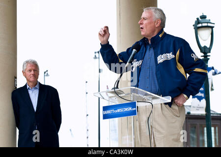01 juin 2012 - Milwaukee, WI, USA - Le président Bill Clinton souches pour Milwaukee Maire Tom Barrett lors des préparatifs à l'élection de rappel de gouverneur le 5 juin. Banque D'Images