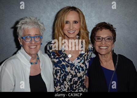 Bobbie Birle, Chely Wright, Beverly Kopf aux arrivées de CHELY WRIGHT : Souhaitez-moi loin Premiere, Quad Cinema, New York, NY Le 1 juin 2012. Photo par : Derek Storm/Everett Collection Banque D'Images