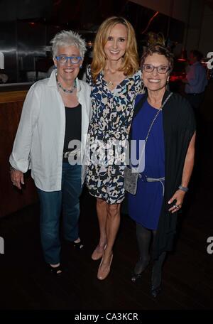 Bobbie Birle, Chely Wright, Beverly Kopf aux arrivées de CHELY WRIGHT : Souhaitez-moi loin Premiere, Quad Cinema, New York, NY Le 1 juin 2012. Photo par : Derek Storm/Everett Collection Banque D'Images