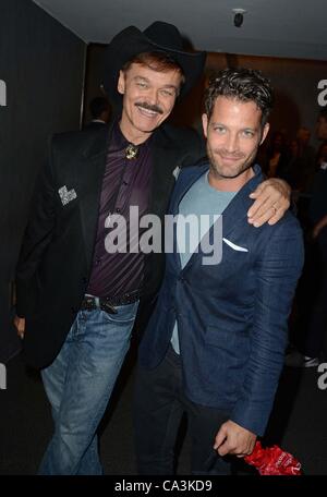 Randy Jones de Village People, Nate Berkus aux arrivées de CHELY WRIGHT : Souhaitez-moi loin Premiere, Quad Cinema, New York, NY Le 1 juin 2012. Photo par : Derek Storm/Everett Collection Banque D'Images