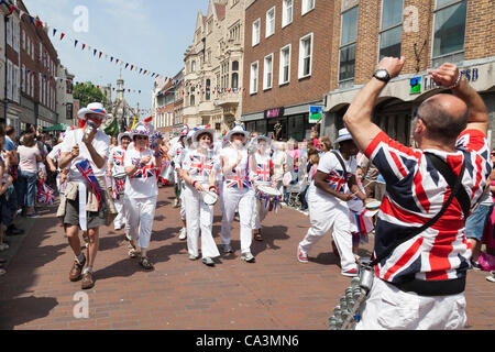 Chichester UK Samedi 2 juin 2012. bande de batterie et de percussion dans le jubilé Chichester procession dans le centre-ville pour célébrer le Jubilé de diamant de la Reine Banque D'Images