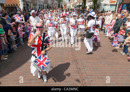 Chichester UK Samedi 2 juin 2012. bande de batterie et de percussion dans le jubilé Chichester procession dans le centre-ville pour célébrer le Jubilé de diamant de la Reine Banque D'Images