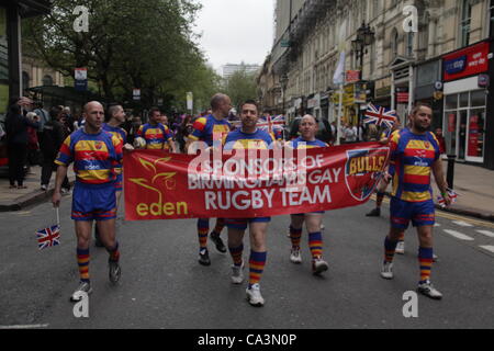 Les hommes vêtus de vêtements de rugby portant une inscription "sponsors de l'équipe de rugby gay de Birmingham Birmingham' sur la fierté à Birmingham, Royaume-Uni, 2 juin 2012 Banque D'Images