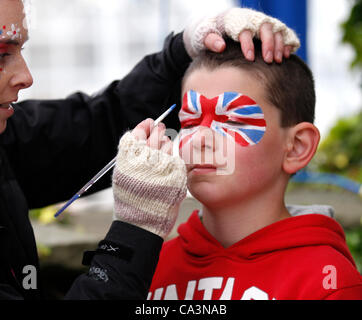 2 juin 2012:Owen Elias, avec visage peint, au Queen's Diamond Jubilee street party qui a eu lieu à Hawes village North Yorkshire Banque D'Images