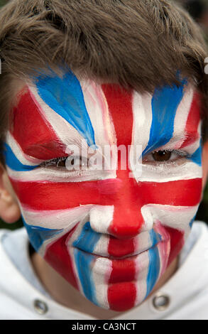 2 juin 2012:Owen Elias, avec visage peint, au Queen's Diamond Jubilee street party qui a eu lieu à Hawes village, North Yorkshire Dales Richmondshire, U Banque D'Images