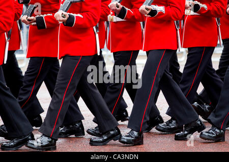 Grenadier Guards Parade de mars l'examen général de couleur sur Horse Guards Parade, le Mall, Londres, Angleterre, samedi, 02 juin, 2012. Le 1er mai. Battalion Coldstream Guards Parade sont leur couleur en 2012 Banque D'Images