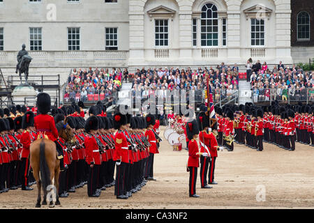 Le 1er mai. Battalion Coldstream Guards Parade sont leur couleur dans l'examen général, Horse Guards Parade, Londres, Angleterre, samedi, 02 juin, 2012. Banque D'Images