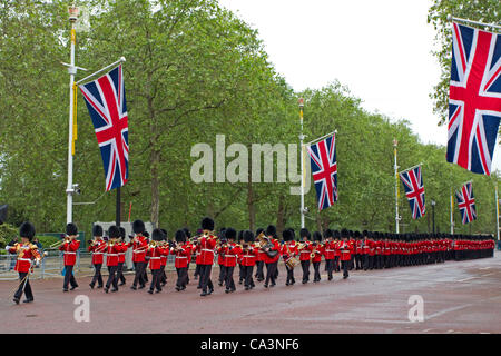 Des soldats de la Division des ménages de mars la parade du Major-général Couleur sur Examen de l'Horse Guards Parade, le Mall, Londres, Angleterre, samedi, 02 juin, 2012. Le 1er mai. Battalion Coldstream Guards Parade sont leur couleur en 2012 Banque D'Images