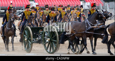 Londres, Royaume-Uni. 02 juin, 2012. La Troupe du Roi Royal Horse Artillery fire une salve pour marquer le jour du couronnement, la célébration du couronnement de la reine Elizabeth II, Horse Guards Parade, Londres, Angleterre, samedi, 02 juin, 2012. Banque D'Images