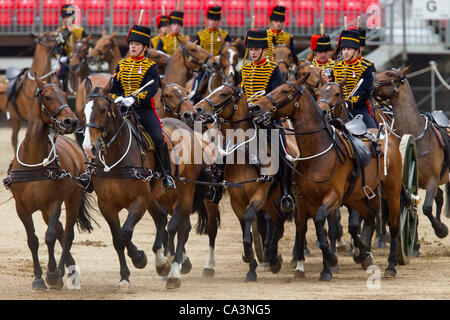 Londres, Royaume-Uni. 02 juin, 2012. La Troupe du Roi Royal Horse Artillery fire une salve pour marquer le jour du couronnement, la célébration du couronnement de la reine Elizabeth II, Horse Guards Parade, Londres, Angleterre, samedi, 02 juin, 2012. Banque D'Images