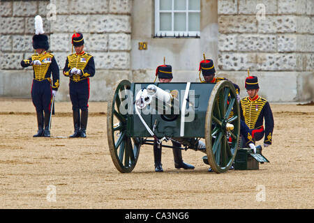 Londres, Royaume-Uni. 02 juin, 2012. La Troupe du Roi Royal Horse Artillery fire une salve pour marquer le jour du couronnement, la célébration du couronnement de la reine Elizabeth II, Horse Guards Parade, Londres, Angleterre, samedi, 02 juin, 2012. Banque D'Images