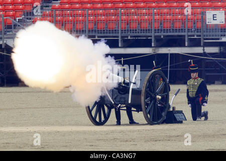 Londres, Royaume-Uni. 02 juin, 2012. La Troupe du Roi Royal Horse Artillery fire une salve pour marquer le jour du couronnement, la célébration du couronnement de la reine Elizabeth II, Horse Guards Parade, Londres, Angleterre, samedi, 02 juin, 2012. Banque D'Images