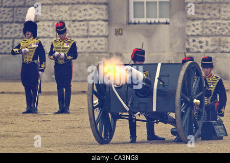 Londres, Royaume-Uni. 02 juin, 2012. La Troupe du Roi Royal Horse Artillery fire une salve pour marquer le jour du couronnement, la célébration du couronnement de la reine Elizabeth II, Horse Guards Parade, Londres, Angleterre, samedi, 02 juin, 2012. Banque D'Images