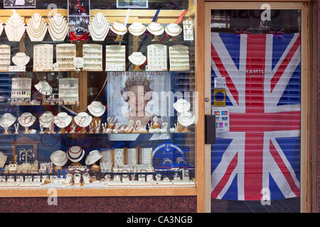 Gibraltar, Royaume-Uni. Samedi 2 juin 2012. Centre de Gibraltar décorée de drapeaux, des photos de la reine Elizabeth II et de la famille royale. Le Jubilé de diamant de la reine Elizabeth II. La célébration internationale en 2012, marquant 60 ans du règne de la reine. Banque D'Images