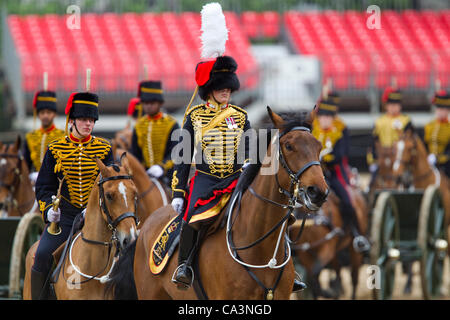 Londres, Royaume-Uni. 02 juin, 2012. La Troupe du Roi Royal Horse Artillery fire une salve pour marquer le jour du couronnement, la célébration du couronnement de la reine Elizabeth II, Horse Guards Parade, Londres, Angleterre, samedi, 02 juin, 2012. Banque D'Images