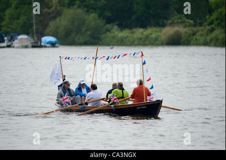 Richmond, Royaume-Uni. 02 Juin, 2012.Le John Disley, une classe skiff, Rosalind Thames de faire son chemin en aval sur la Tamise à marée haute sur le 2 juin 2012 pour rejoindre l'homme Powered bateaux dans le Diamond Jubilee Pageant à Londres Royaume-Uni le 3 juin Banque D'Images