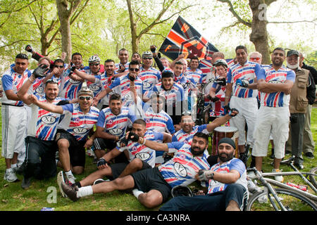 Londres, Royaume-Uni. Le punjabi loups après leur Wolverhampton à Londres la charité 150 km à vélo. Les cyclistes espérons récolter 50 000 € pour diverses bonnes causes. L'an dernier, ils ont soulevé £43 000 à temps pour le mariage royal. Banque D'Images