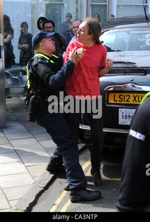 Brighton UK 2 Juin 2012 - La police tirer de là un homme qui était en colère à propos de la présence de l'English Defence League dans Brghton aujourd'hui Banque D'Images