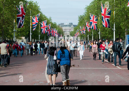 Londres, Royaume-Uni. 02/06/12. Le centre commercial est encombrée de milliers de sympathisants et les touristes à venir des célébrations du Jubilé de diamant à St James's Park Park près de Buckingham Palace. Banque D'Images