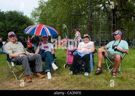 Londres, Royaume-Uni. 02/06/12. Deux couples de cabrer tôt pour assurer une vue de la Reine de l'avant le Jubilé de diamant procession le lundi 4 juin 2012. Banque D'Images