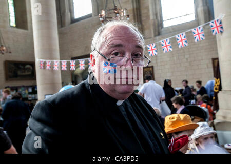 Londres, Royaume-Uni, 02/06/2012. Le père David Houlding de l'église All Hallows en chêne de l'Evangile, l'hôte de la fête dans la rue pour célébrer le Jubilé de diamant de la Reine. Banque D'Images