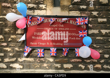 Londres, Royaume-Uni, 02/06/2012. Plaque de la All Hallows église où une partie de la rue a eu lieu pour célébrer le Jubilé de diamant de la Reine. Banque D'Images