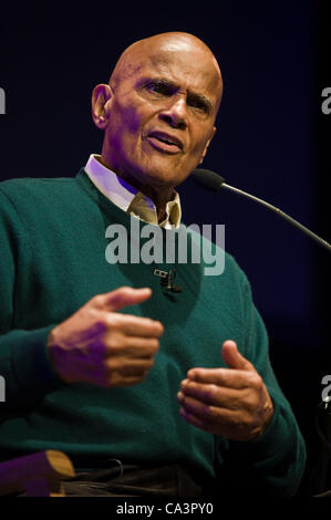 Harry Belafonte, acteur et chanteur, parle de sa vie au Telegraph Hay Festival 2012, Hay-on-Wye, Powys, Wales, UK Banque D'Images