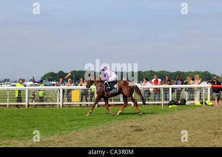 02/06/12. Epsom Downs, Surrey, UK. Cavaleiro monté par seconde seule femme jockey Hayley Turner font leur chemin au début du Derby 2012. Banque D'Images