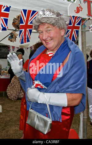 Un visiteur habillé comme la Reine à peu Burstead fête jubilaire Village le samedi 2 juin 2012 dans l'Essex. Banque D'Images