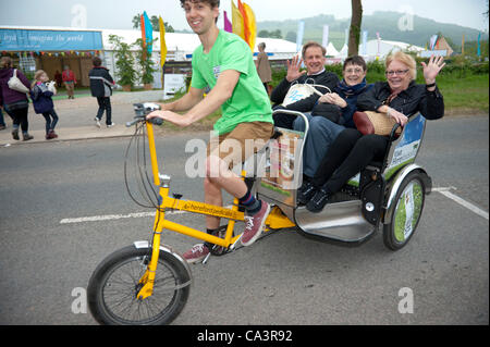 Samedi 2 juin 2012. Hay-on-Wye, au Royaume-Uni. Les visiteurs de la Telegraph Hay Festival prendre un trajet en pousse-pousse dans la ville. Crédit photo : Graham M. Lawrence/Alamy Live News. Banque D'Images