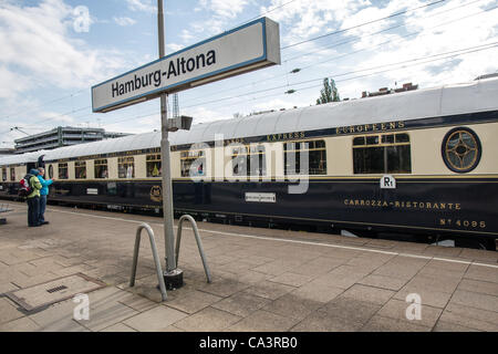 L'Orient-Express Berlin - Hambourg - Venise quitte la gare d'Altona, Hambourg, Allemagne, le samedi, 2 juin 2012. Le Venice Simplon-Orient-Express a couru pour la première fois à partir de Berlin et Hambourg à Venise depuis 1930. Banque D'Images