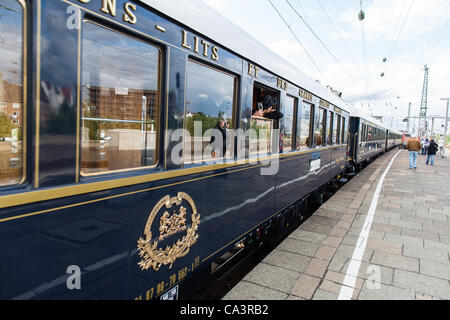 L'Orient-Express Berlin - Hambourg - Venise quitte la gare d'Altona, Hambourg, Allemagne, le samedi, 2 juin 2012. Le Venice Simplon-Orient-Express a couru pour la première fois à partir de Berlin et Hambourg à Venise depuis 1930. Banque D'Images