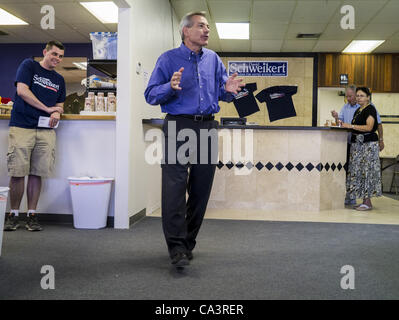 2 juin 2012 - M. DAVID SCHWEIKERT (R-AZ) permet aux bénévoles de la campagne commentaires impromptu samedi. Schweikert a rencontré son personnel et les bénévoles de la campagne pour un petit déjeuner de crêpes samedi matin au quartier général de campagne pour leur parler de la prochaine élection primaire contre des frères Banque D'Images