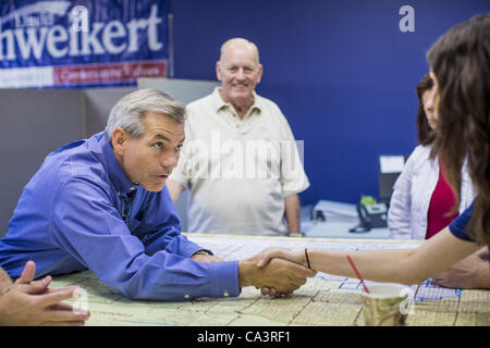 2 juin 2012 - M. DAVID SCHWEIKERT (R-AZ) se présente pour les bénévoles de la campagne samedi. Schweikert a rencontré son personnel et les bénévoles de la campagne pour un petit déjeuner de crêpes samedi matin au quartier général de campagne pour leur parler de la prochaine élection primaire contre des frères Republ Banque D'Images