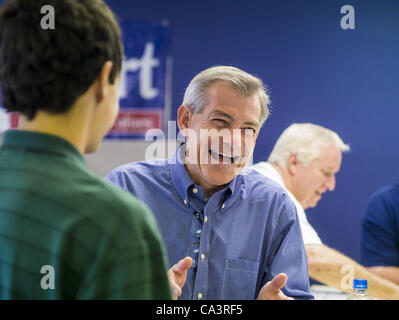 2 juin 2012 - M. DAVID SCHWEIKERT (R-AZ) rit tout en parlant à des bénévoles de la campagne samedi. Schweikert a rencontré son personnel et les bénévoles de la campagne pour un petit déjeuner de crêpes samedi matin au quartier général de campagne pour leur parler de la prochaine élection primaire contre des frères Repu Banque D'Images