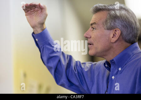 2 juin 2012 - M. DAVID SCHWEIKERT (R-AZ) permet aux bénévoles de la campagne commentaires impromptu samedi. Schweikert a rencontré son personnel et les bénévoles de la campagne pour un petit déjeuner de crêpes samedi matin au quartier général de campagne pour leur parler de la prochaine élection primaire contre des frères Banque D'Images