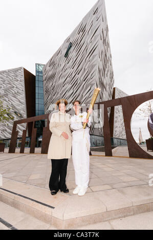 Belfast, 03/06/2012 - L'arrivée de la flamme olympique dans la région de Belfast. La ministre de la culture, l'Acda Ní Chuilín avec Karen Marshall de Tynan en dehors de la ville, Titanic Museum Banque D'Images