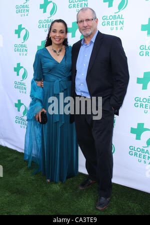 2 juin 2012 - Los Angeles, Californie, États-Unis - Ed O'Neill, Catherine Rusoff assister à la 16e Annual Global Green USA Bourses du millénaire le 2 juin 2012 au Fairmont Miramar Hotel, Santa Monica, USA.(Image Crédit : Â©/TLeopold ZUMAPRESS.com)/Photos Globe Banque D'Images