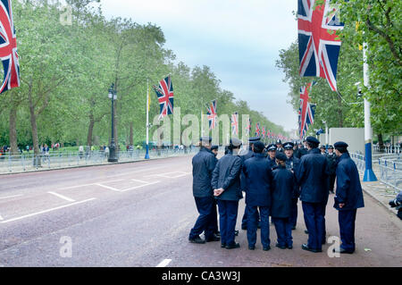 Londres, Royaume-Uni. 02 Juin, 2012. Un coup de feu à la recherche jusqu'au centre commercial à Londres comme les préparatifs se poursuivent pour la procession du Jubilé de diamant. Un groupe de policiers à pied le centre commercial qui a été fermée aux piétons pendant un certain temps. Banque D'Images