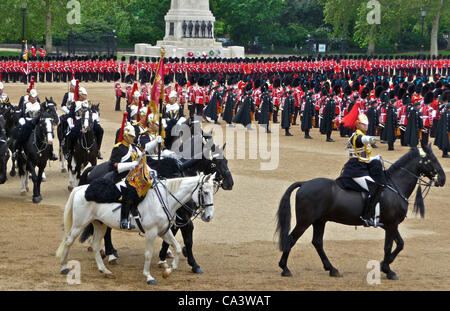 Parade La couleur 2 Juin 2012 - Le Major général, l'examen de soldats à cheval sont le Blues et Royals de la Household Cavalry. Banque D'Images