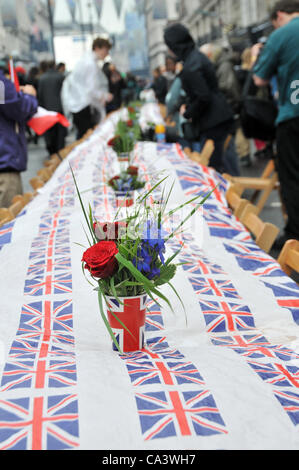 3e juin 2012. Les tables sont dressées pour le grand Jubilé Piccadilly le déjeuner pour célébrer le Jubilé de diamant de la Reine. Banque D'Images