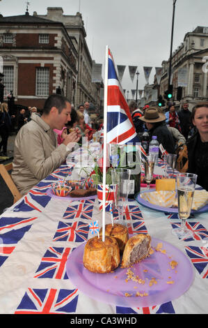 3e juin 2012. Un très british pork pie à la tête de la table comme les gens profiter de leur repas au grand Jubilé Piccadilly le déjeuner pour célébrer le Jubilé de diamant de la Reine. Banque D'Images