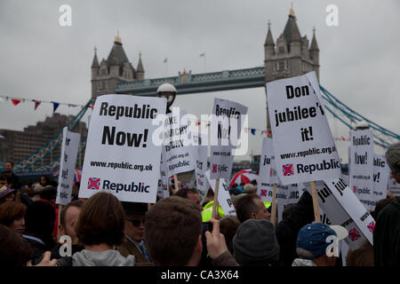 Londres, Royaume-Uni. 3 juin 2012 environ 100 manifestants de la République groupe avec le Tower Bridge en arrière-plan. Ils se sont réunis sur les rives de la Tamise à l'extérieur de l'Hôtel de Ville pour protester contre la monarchie le jour de la Thames Diamond Jubilee Pageant. Banque D'Images