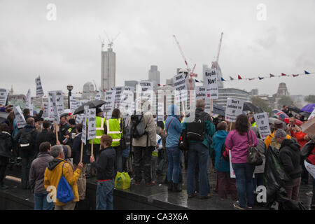 Londres, Royaume-Uni. 3 juin 2012 Environ 100 protestataires de la République Groupe recueillies sur les rives de la Tamise à l'extérieur de l'Hôtel de Ville pour protester contre la monarchie le jour de la Thames Diamond Jubilee Pageant. Il y avait des chants et des huées de la fermer par des centaines de personnes qui s'étaient rassemblés pour s Banque D'Images