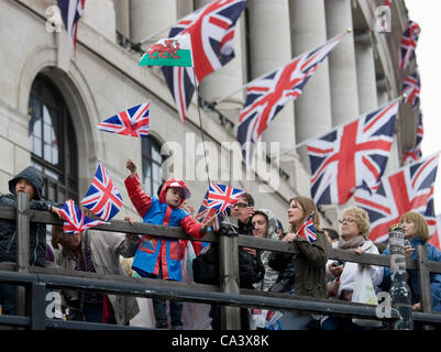 Queens Diamond Jubilee 2012 fêtards dans Londres Blackfriars , fêtards, acclamations et agitant des drapeaux Union Jack London Blackfriars, lors d'événements Banque D'Images